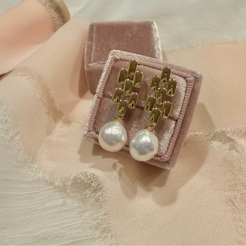 Handmade Modern Geometric 18K Gold Drop Earrings Natural Baroque Pearl‎ White